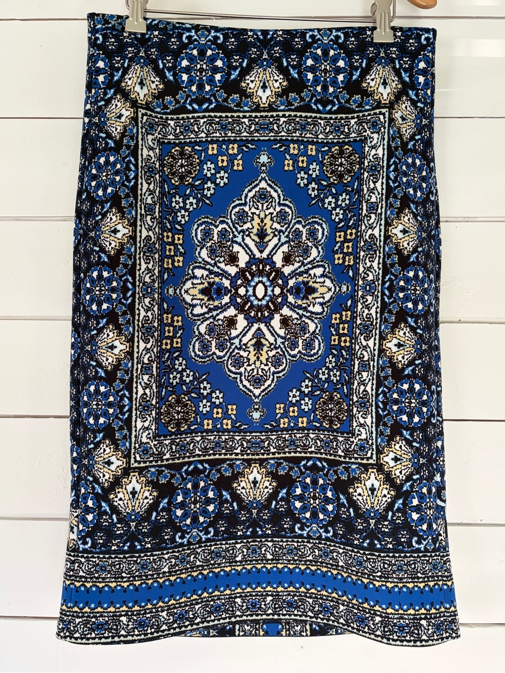 Carmen Marc Valvo printed pencil skirt. Size: Medium
